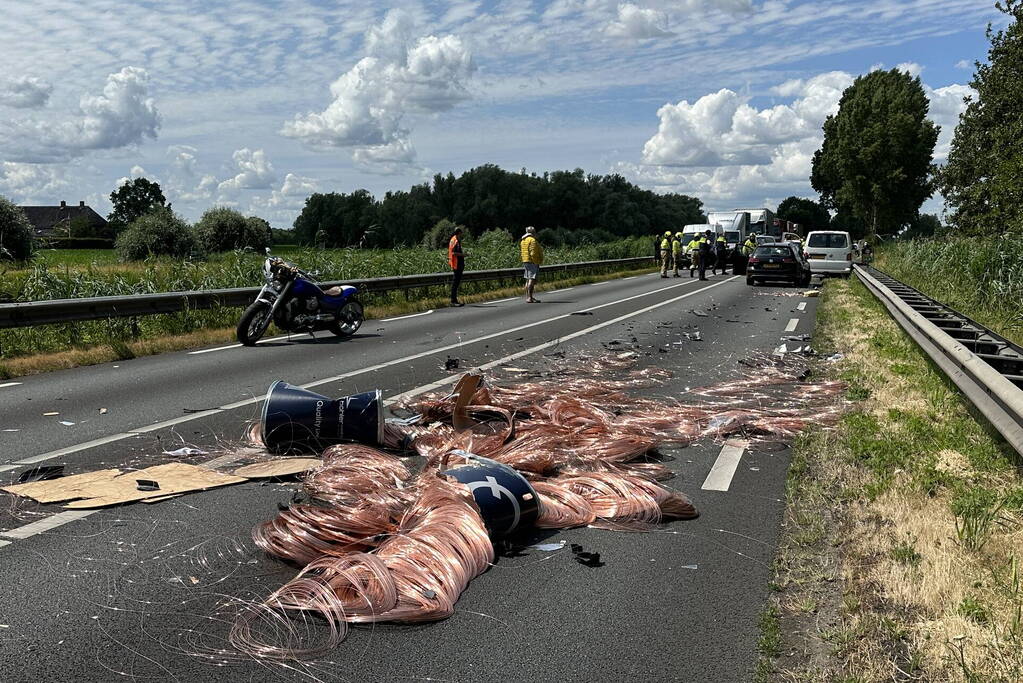 Enorme schade bij botsing met vrachtwagen