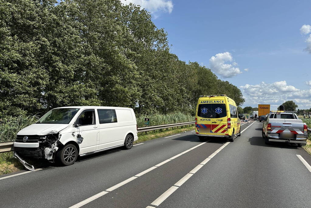 Enorme schade bij botsing met vrachtwagen