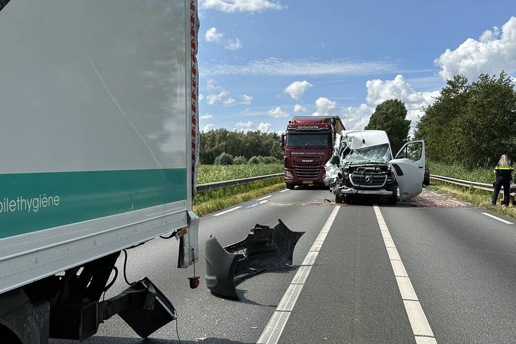 Enorme schade bij botsing met vrachtwagen