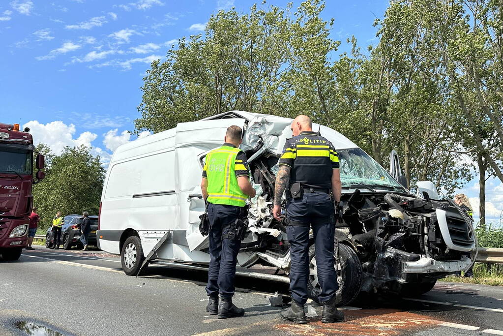 Enorme schade bij botsing met vrachtwagen