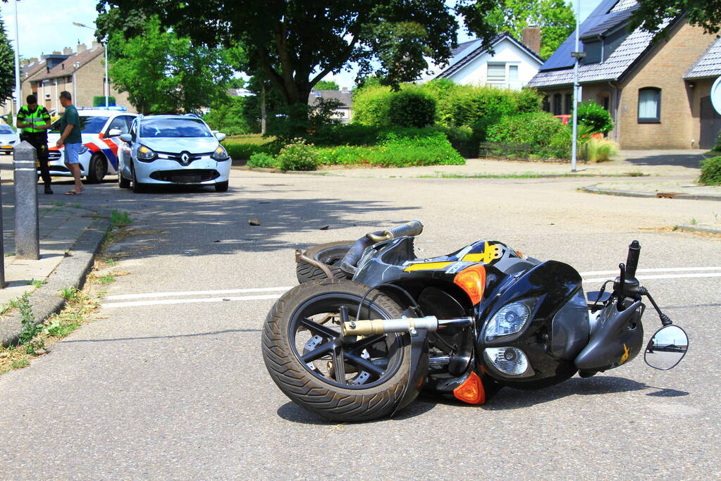 Scooterrijder gewond bij botsing met auto