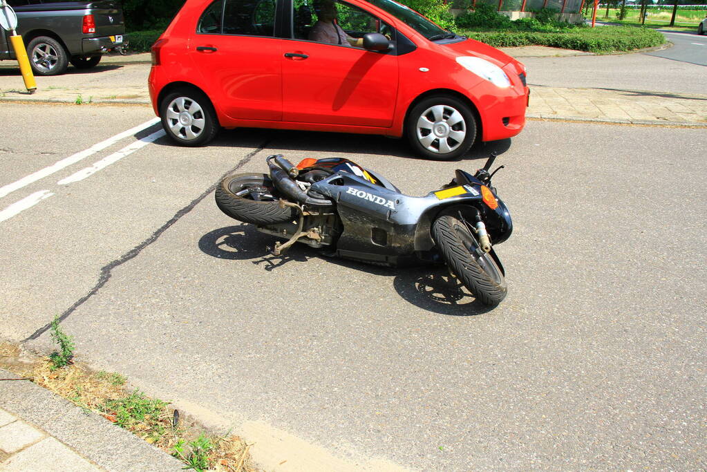 Scooterrijder gewond bij botsing met auto