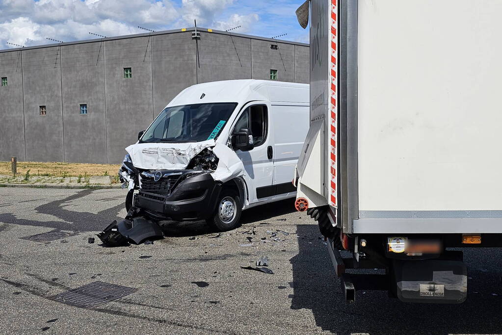 Bestuurder van bestelbus botst op vrachtwagen