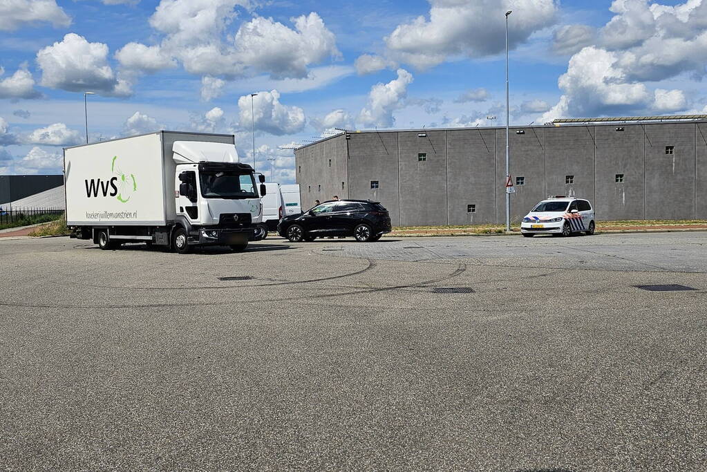 Bestuurder van bestelbus botst op vrachtwagen