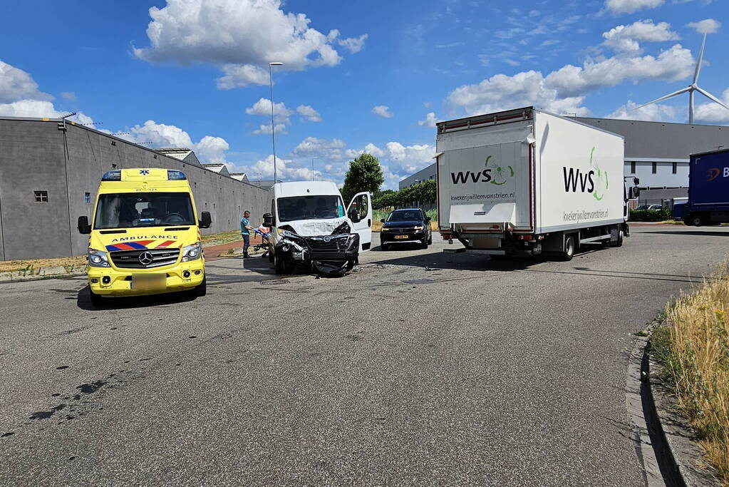 Bestuurder van bestelbus botst op vrachtwagen