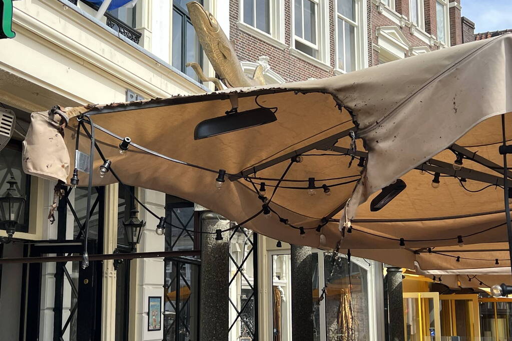 Parasol van restaurant de Zalm vliegt in brand