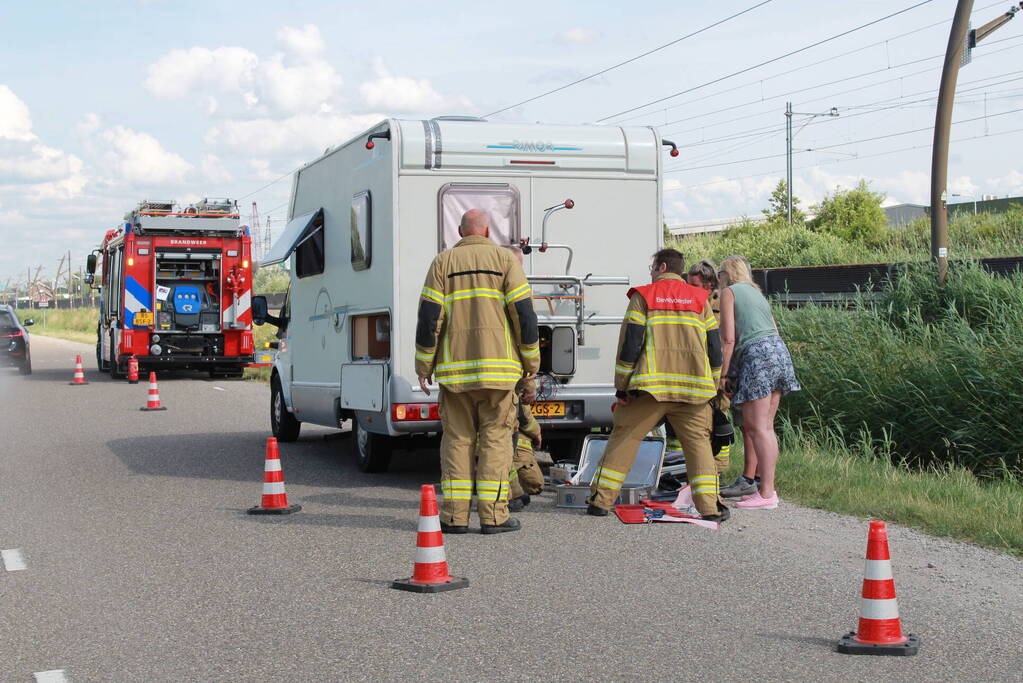 Camper vat vlam tijdens het rijden