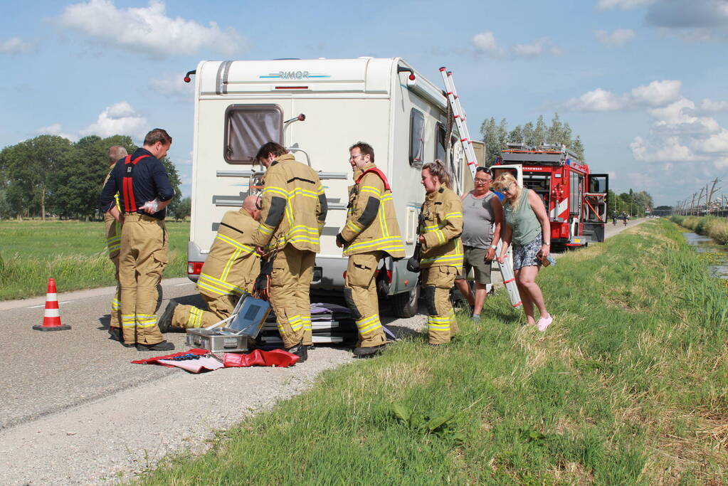 Camper vat vlam tijdens het rijden