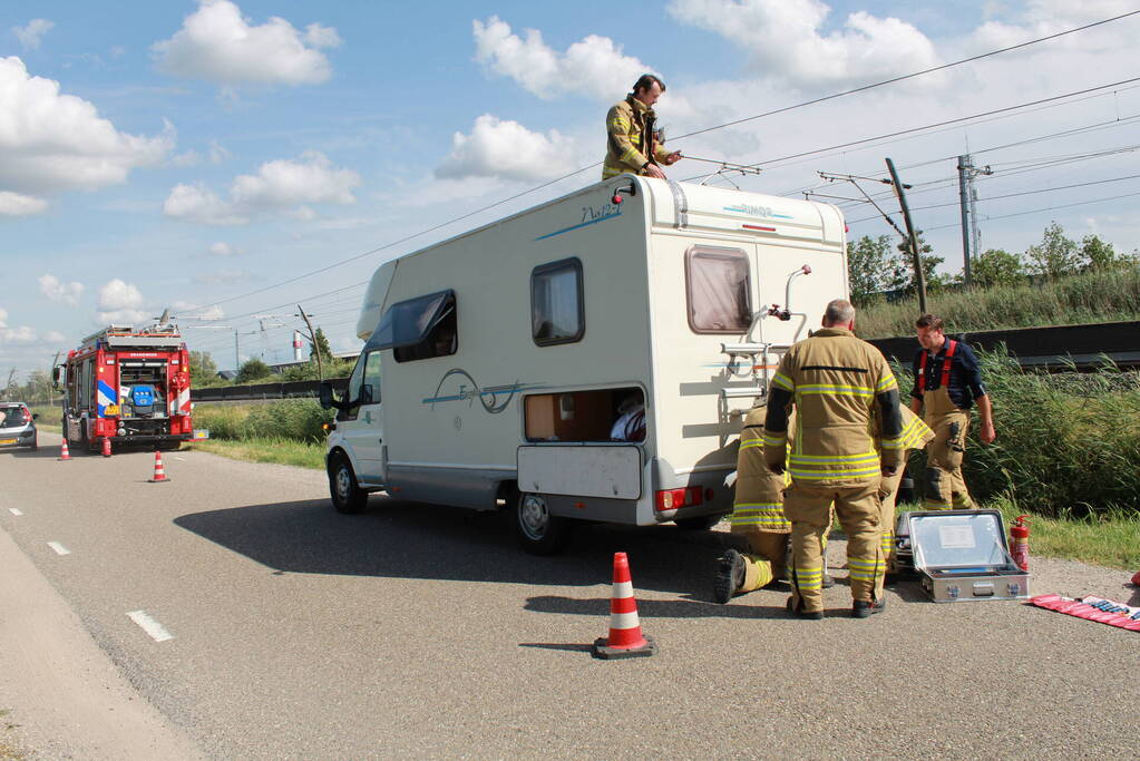 Camper vat vlam tijdens het rijden