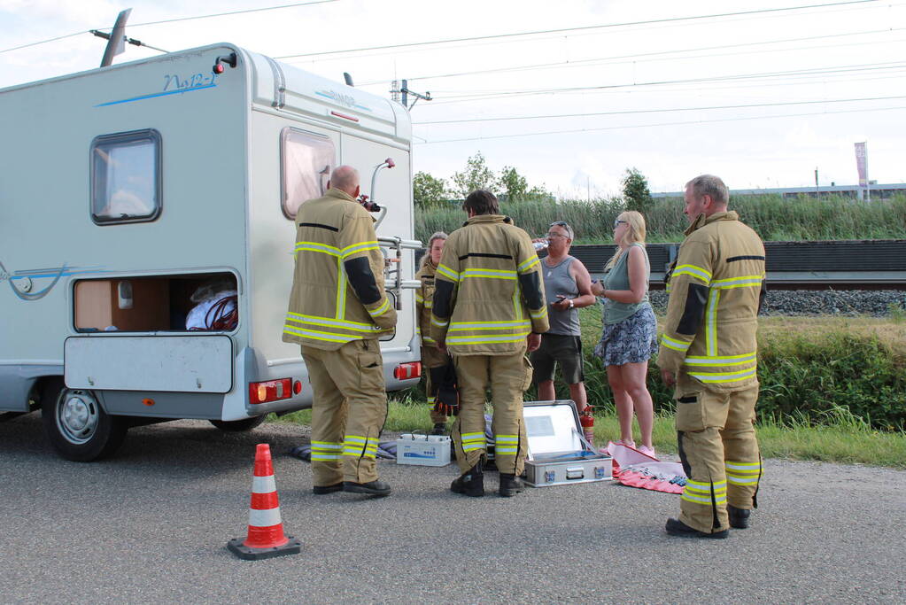 Camper vat vlam tijdens het rijden