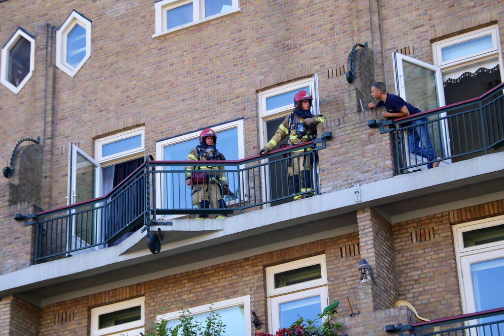 Bewoners vluchten naar dakterras bij brand