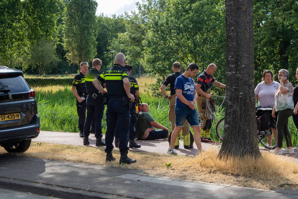 Man uit water gehaald door brandweer