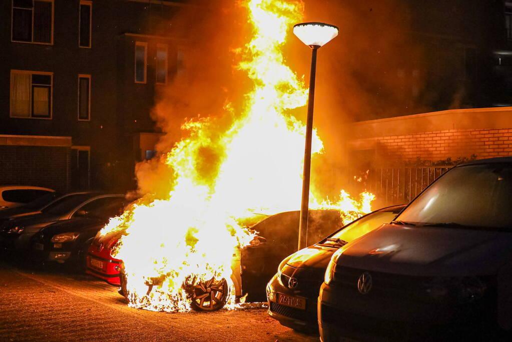 Twee geparkeerd auto's verwoest door brand