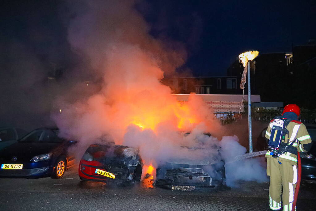 Twee geparkeerd auto's verwoest door brand