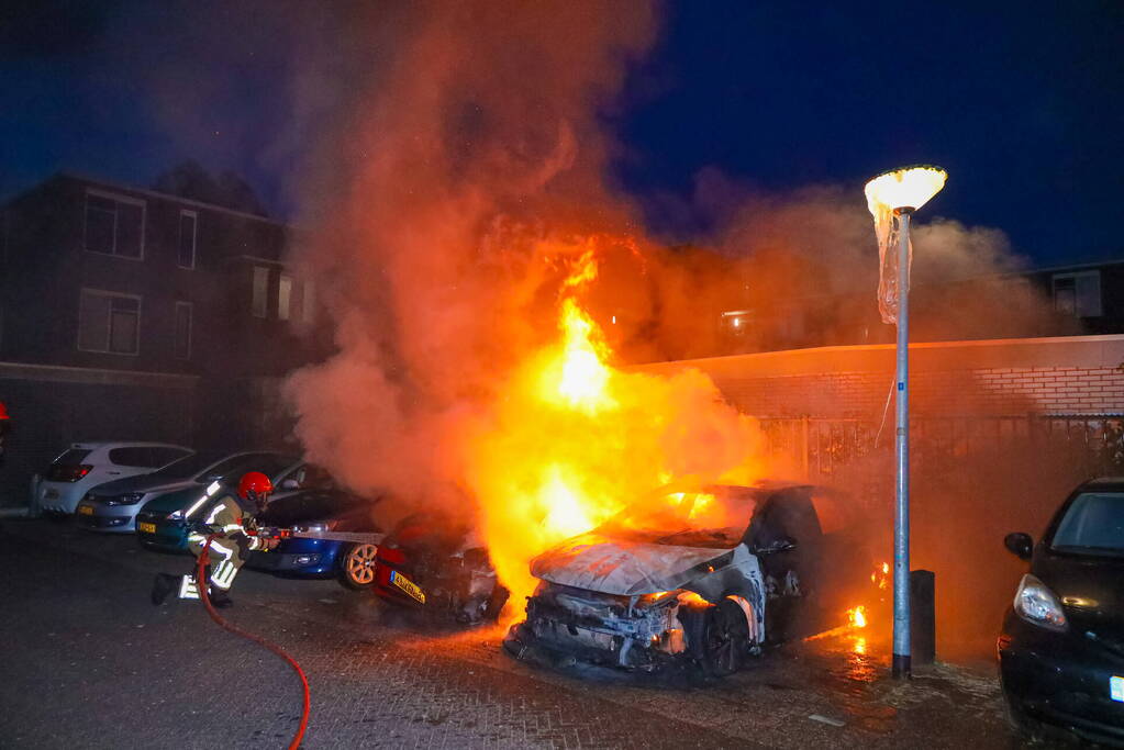 Twee geparkeerd auto's verwoest door brand