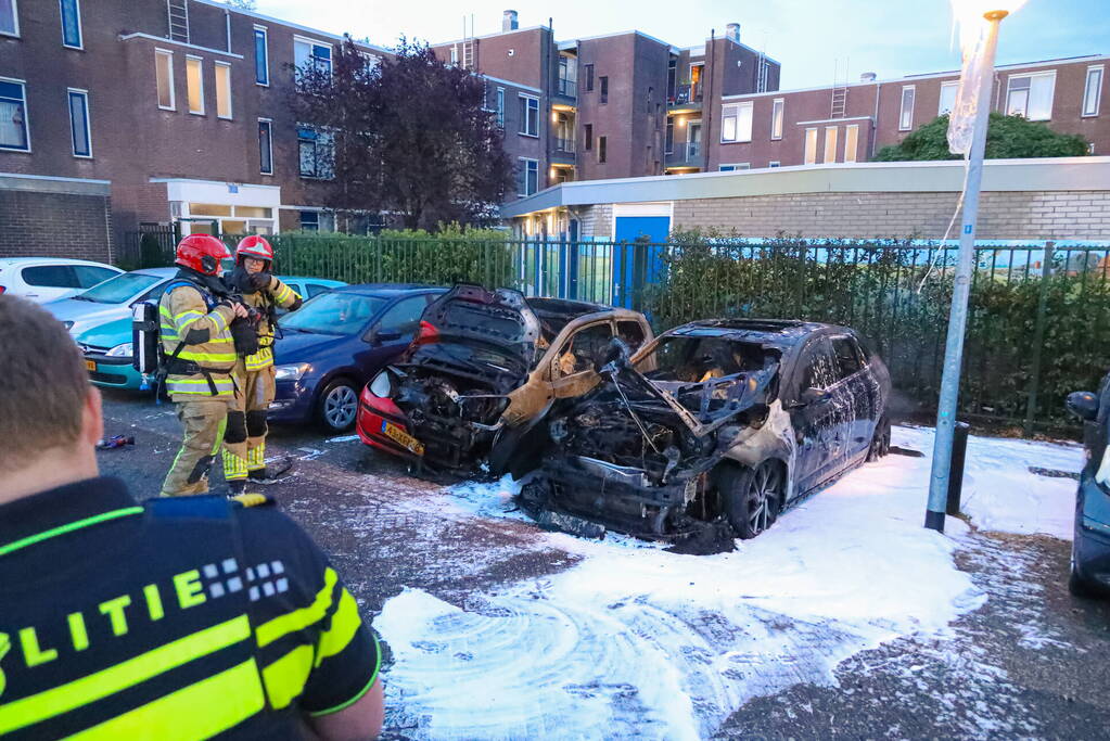 Twee geparkeerd auto's verwoest door brand