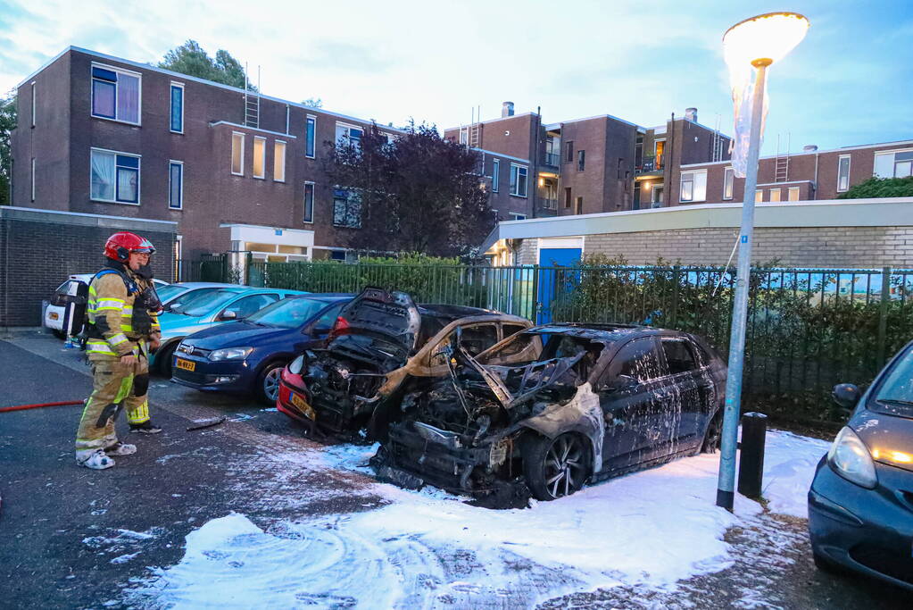 Twee geparkeerd auto's verwoest door brand