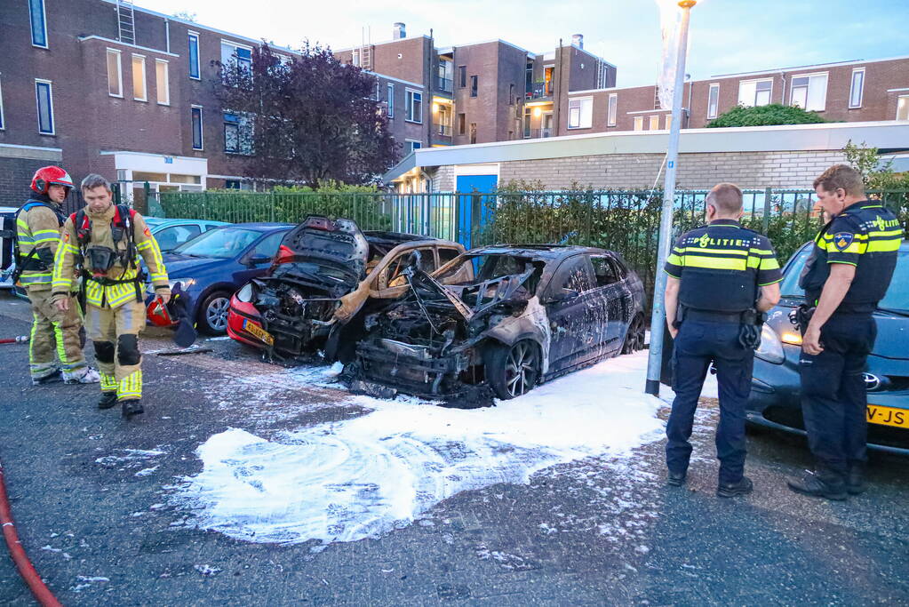 Twee geparkeerd auto's verwoest door brand