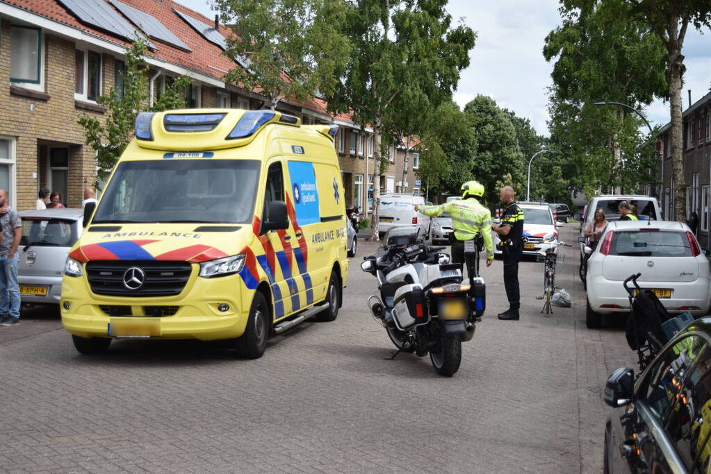 Jonge dame op fiets gewond bij botsing