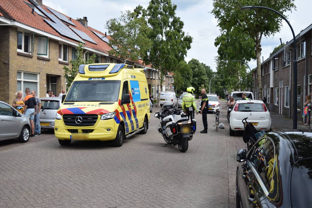 Jonge dame op fiets gewond bij botsing