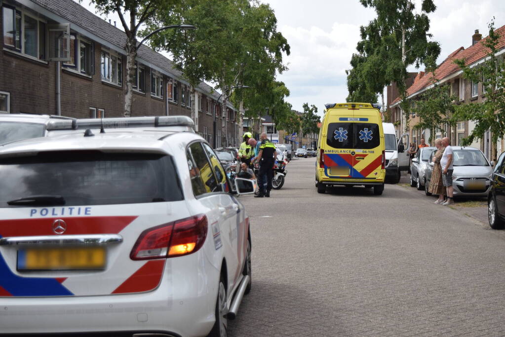 Jonge dame op fiets gewond bij botsing