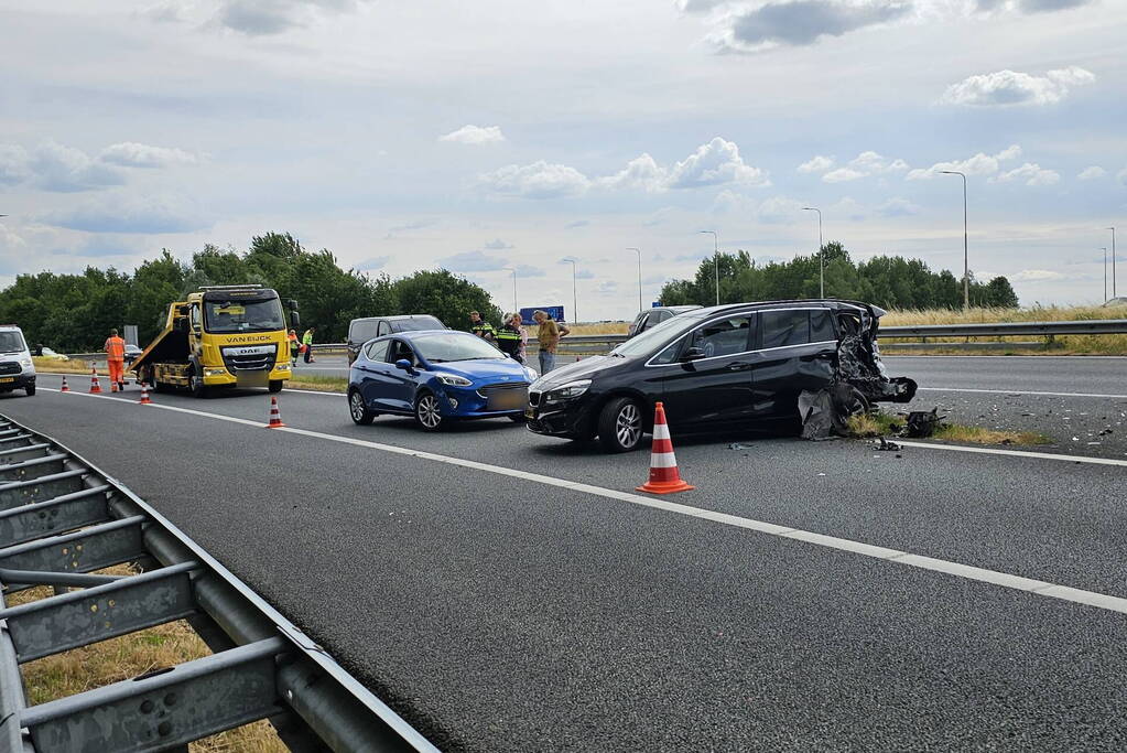 Bestelbus knalt achterop personenwagen