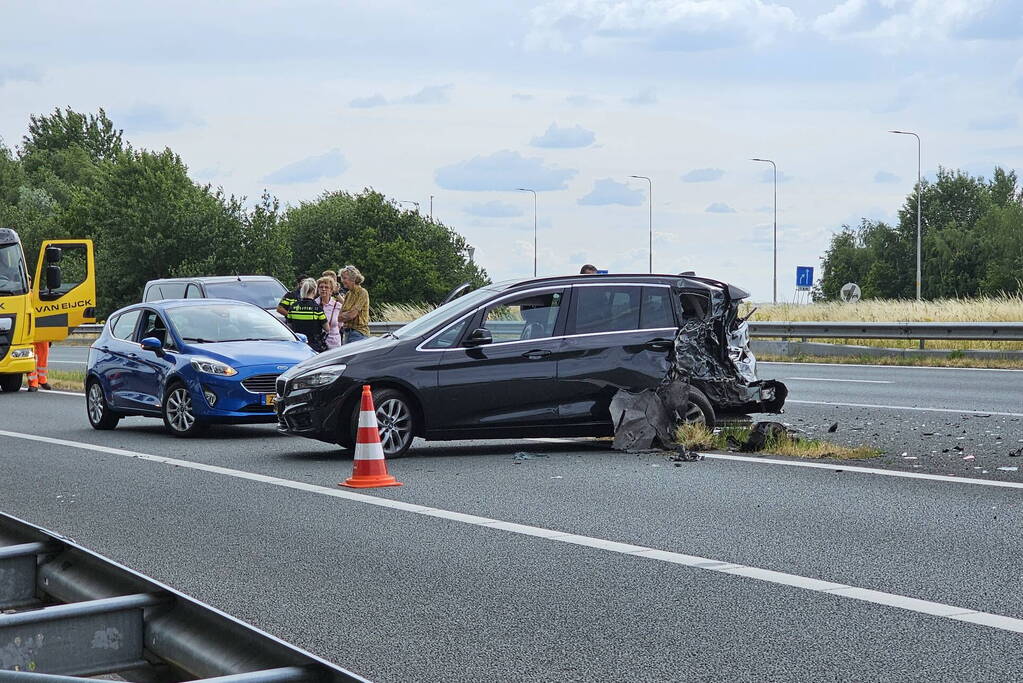 Bestelbus knalt achterop personenwagen