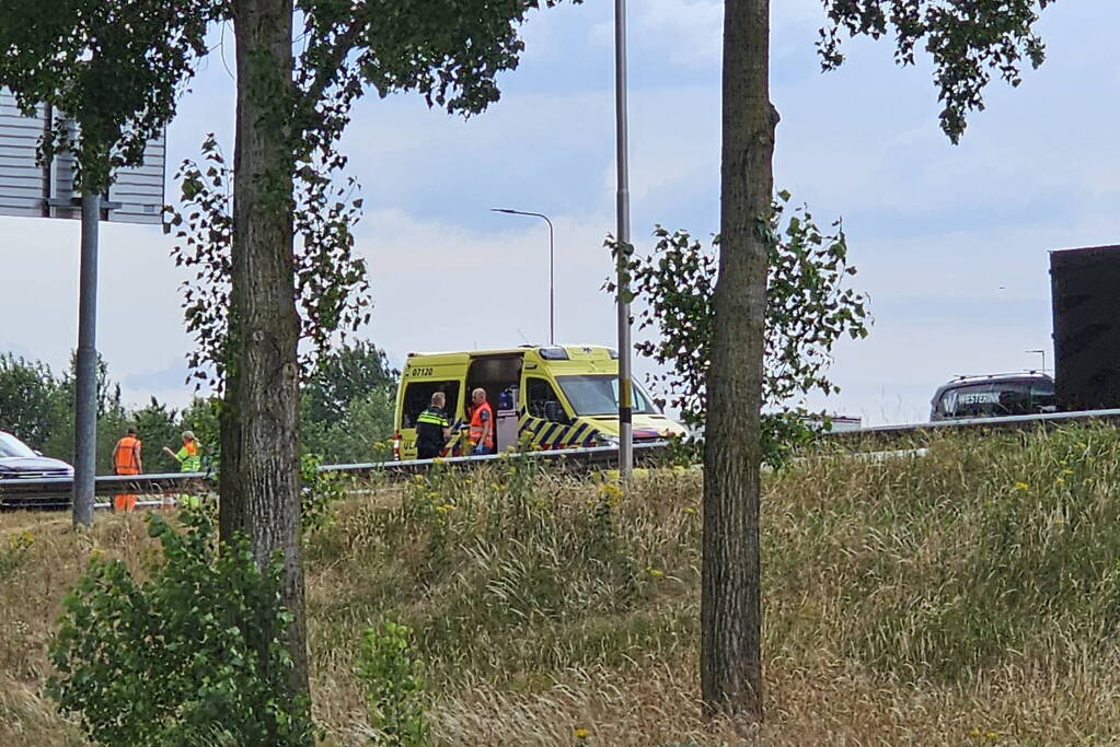 Bestelbus knalt achterop personenwagen