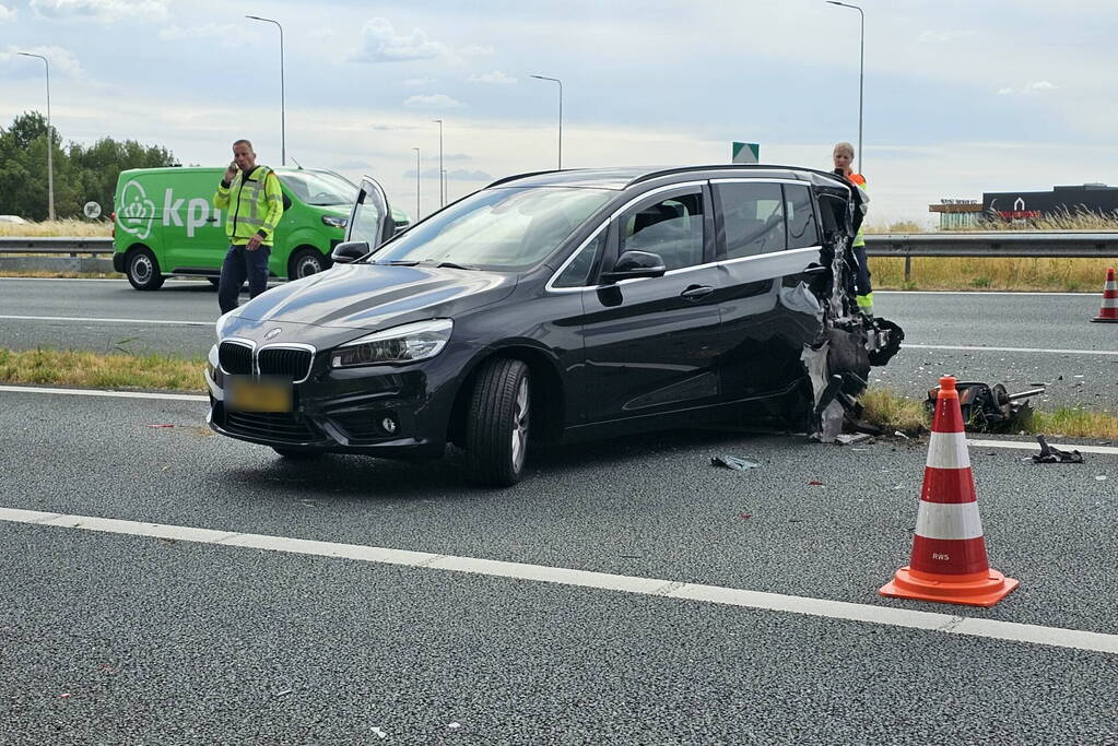 Bestelbus knalt achterop personenwagen