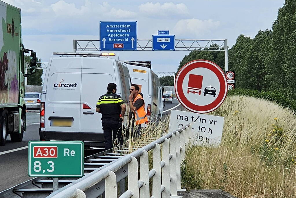 Bestelbus knalt achterop personenwagen