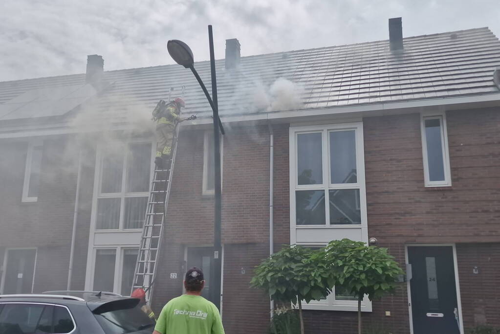 Brandweer sloopt dak bij brand