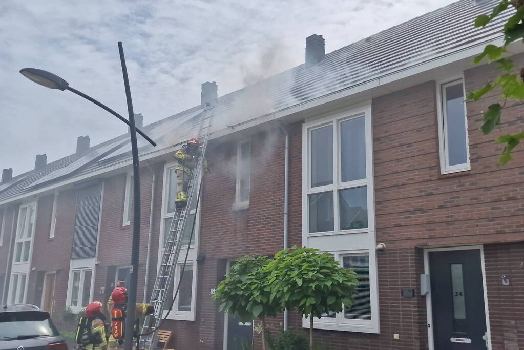 Brandweer sloopt dak bij brand