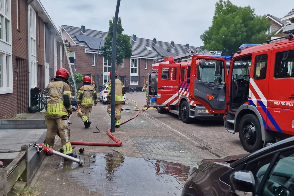 Brandweer sloopt dak bij brand