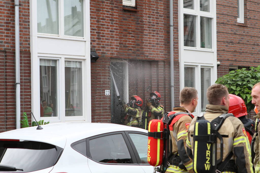 Brandweer sloopt dak bij brand