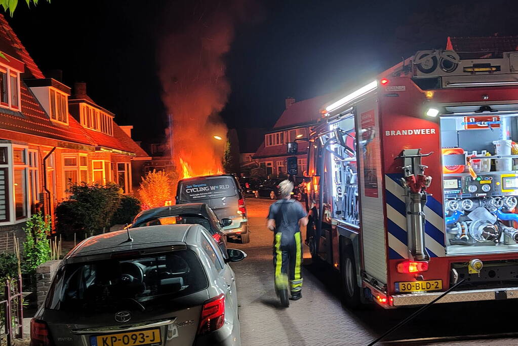 Geparkeerde auto vat vlam