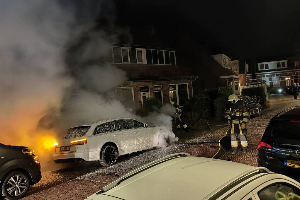 Geparkeerde auto vat vlam