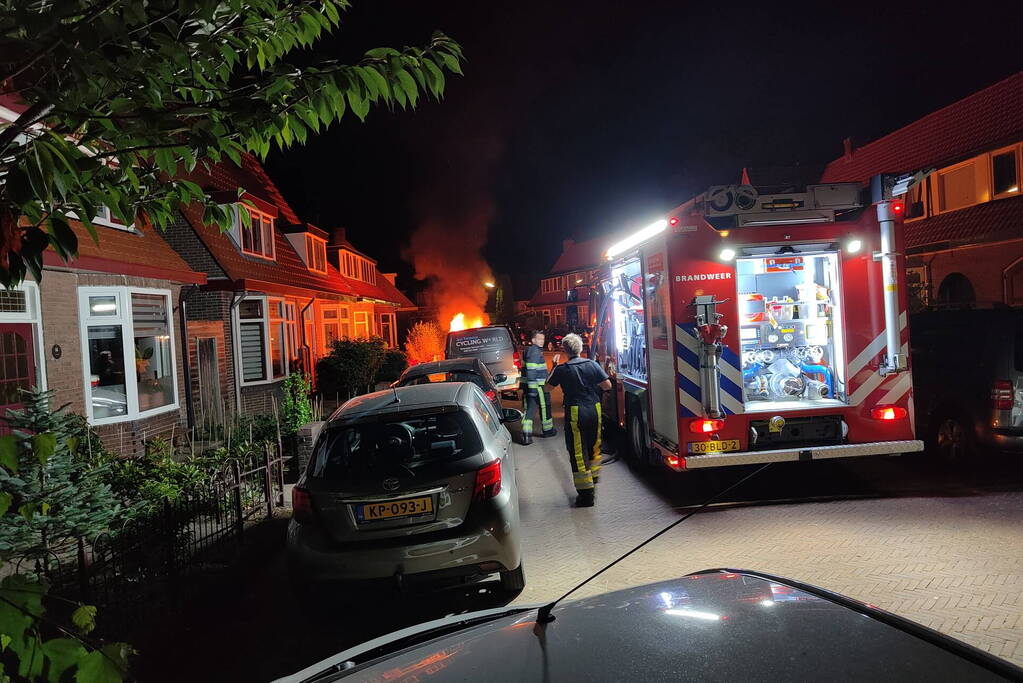 Geparkeerde auto vat vlam