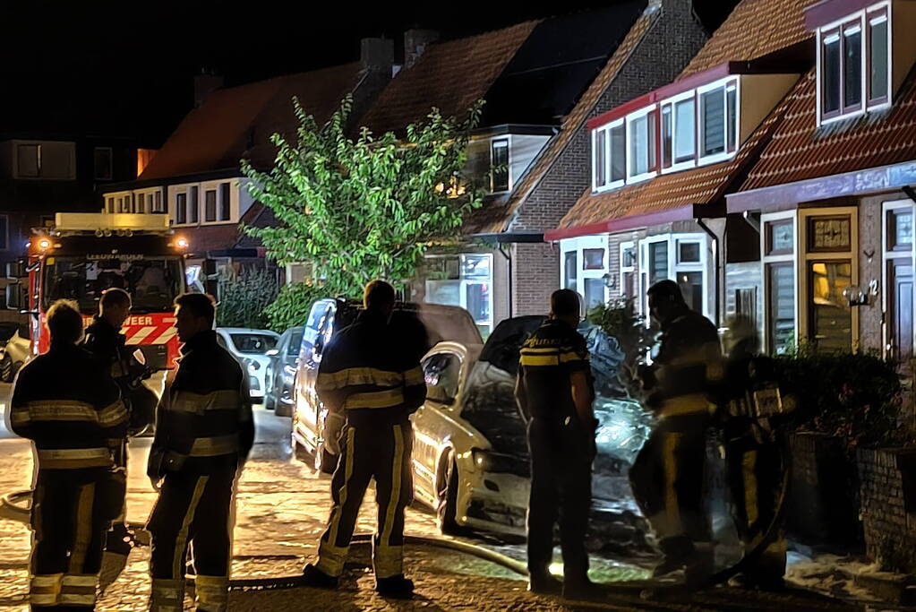 Geparkeerde auto vat vlam