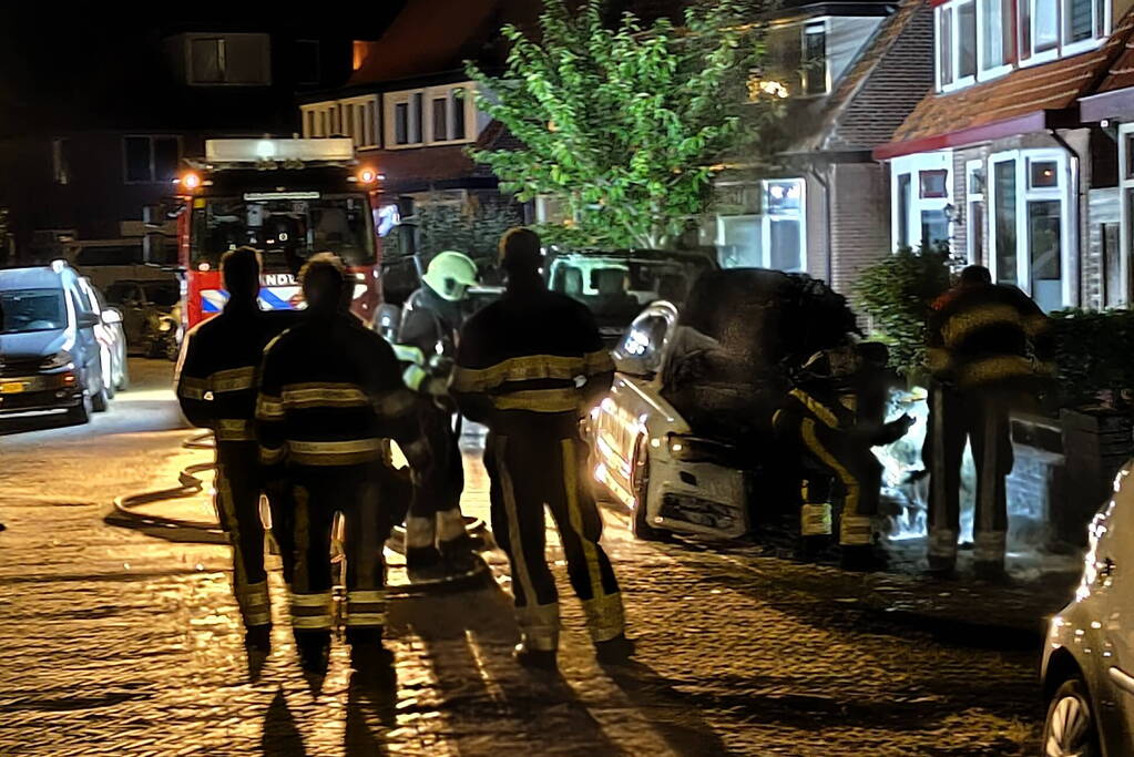 Geparkeerde auto vat vlam