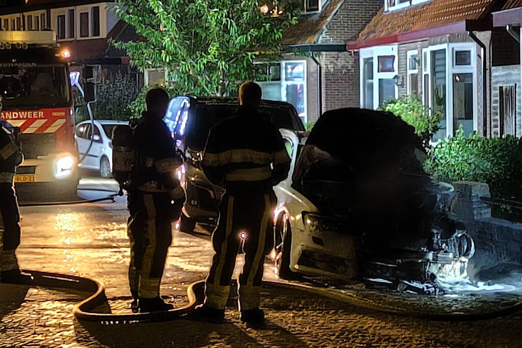 Geparkeerde auto vat vlam