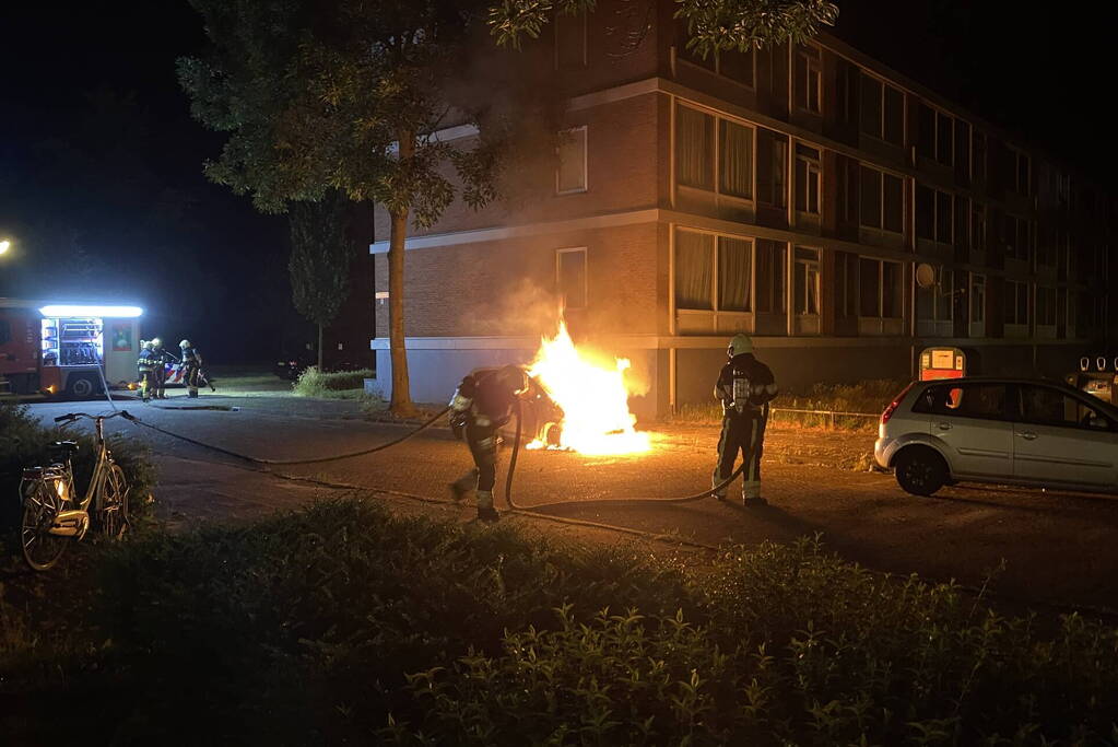 Opnieuw geparkeerde voertuig in brand