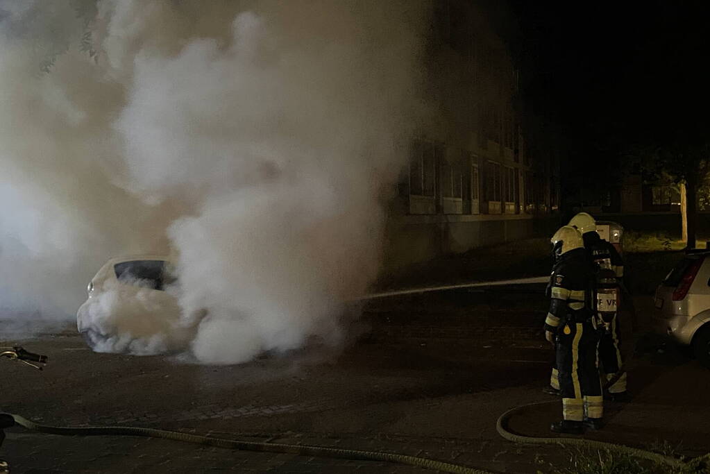 Opnieuw geparkeerde voertuig in brand