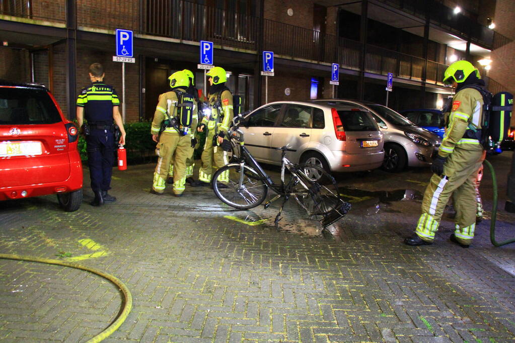 Scootmobiel en elektrische fiets vatten vlam in woning