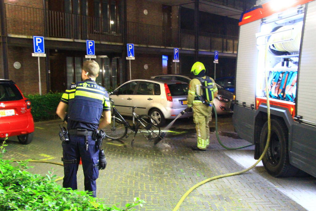 Scootmobiel en elektrische fiets vatten vlam in woning