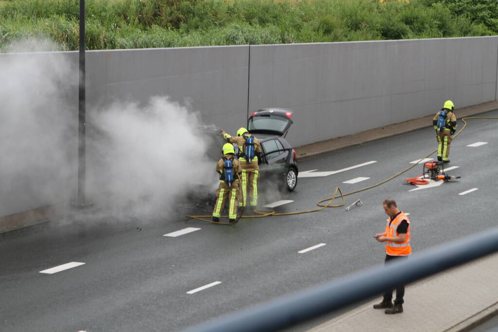 Auto vliegt in brand tijdens het rijden