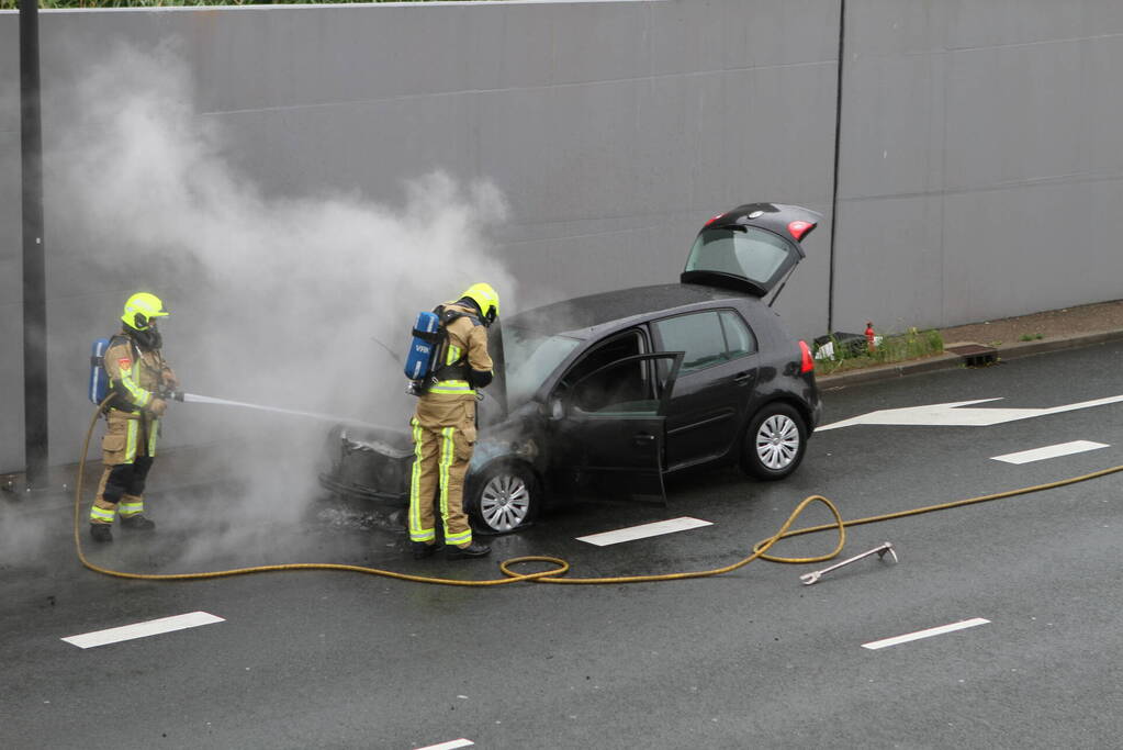 Auto vliegt in brand tijdens het rijden