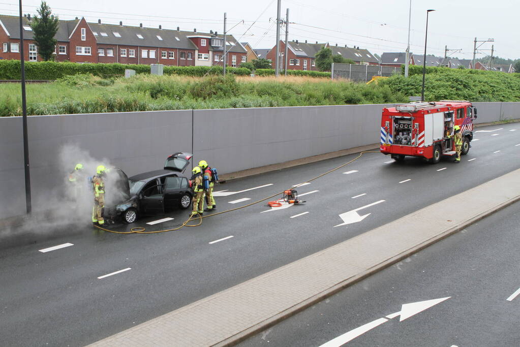 Auto vliegt in brand tijdens het rijden