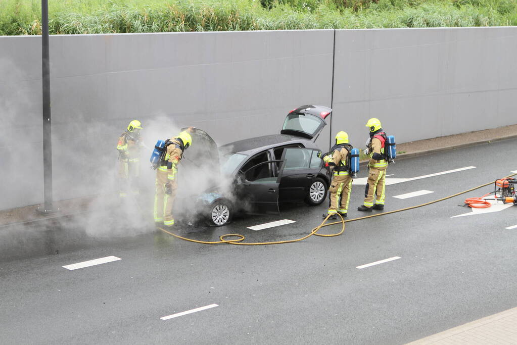 Auto vliegt in brand tijdens het rijden