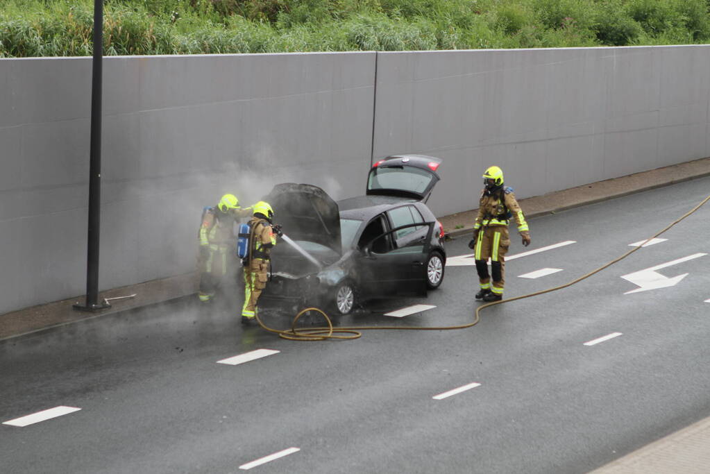 Auto vliegt in brand tijdens het rijden