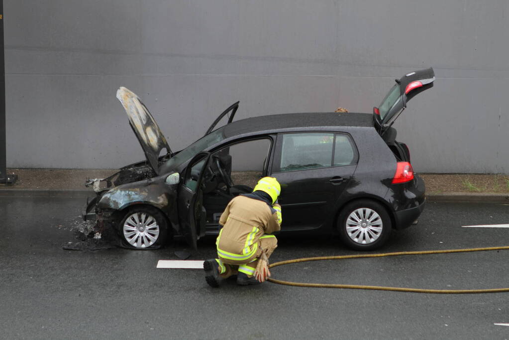 Auto vliegt in brand tijdens het rijden